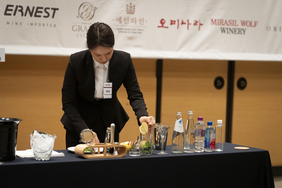 워터 디톡스를 제조중인 정진영 워터소믈리에 @KISA