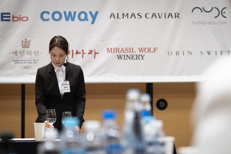 워터테이스팅 중인 정진영 워터소믈리에 @KISA