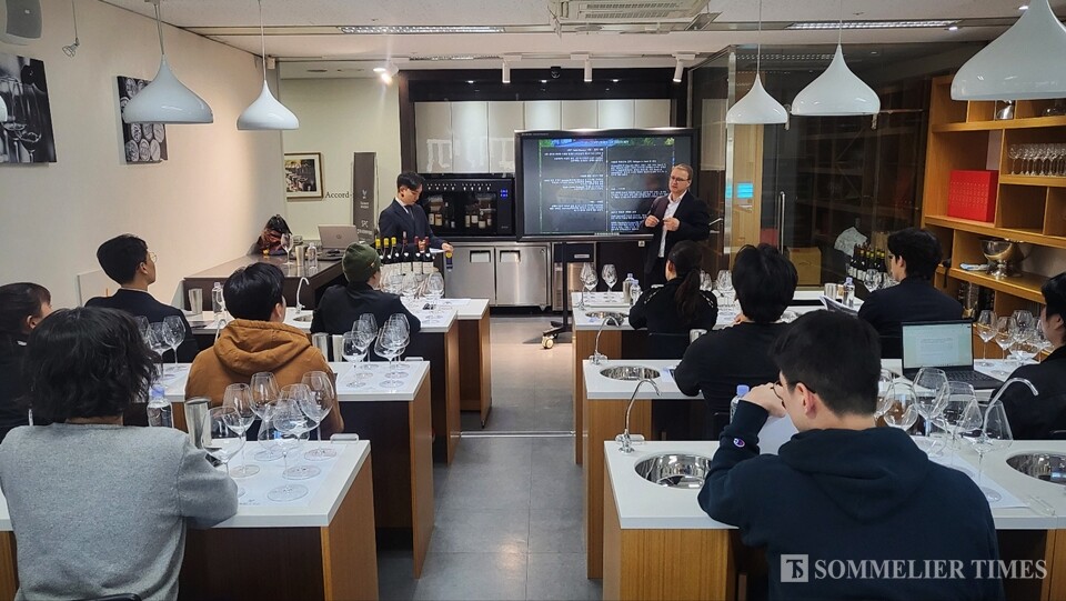 타이거인터내셔날의 이공화 소믈리에와 필립 르 아르디의 수출 매니저 패트릭 파이낸스가 마스터클래스를 진행하고 있다.