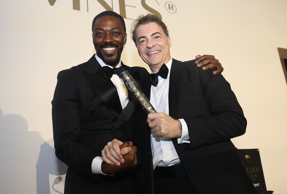 (왼쪽부터) 시상식의 사회를 맡은 배우 데이비드 아잘라(David Ajala)와 리퀴드 아이콘스 공동 창립자 겸 CEO 루이스 체스터(Lewis Chester, DipWSET) (사진=Aaron Davidson/Getty Images for The Golden Vines®)