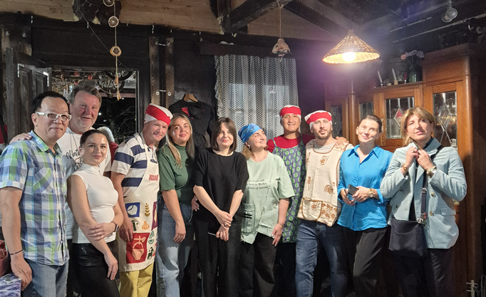 Imeretian Wine Challenge에 초대된 심사위원을 위한 디너에서(맨 오른쪽이 이 행사를 주최한 이메레티 와인협회(Imeretian Wine Association)의 케티 주르하드제(Keti Jurkhadze) 회장, 가운데 검은 옷을 입은 여성이 이 품평회를 후원한 DMO Imereti의 마리 데비드제(Mari Devidze) 대표)