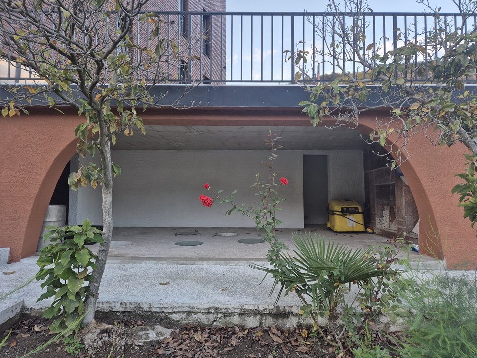 이메레티에 있는 솔로모네(Solomone) 와이너리에서 본 개방형 크베브리 셀러의 모습