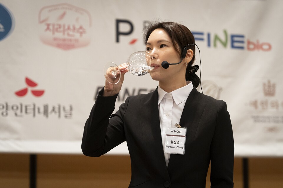대회 중 워터를 테이스팅하는 정진영 워터소믈리에 @KISA