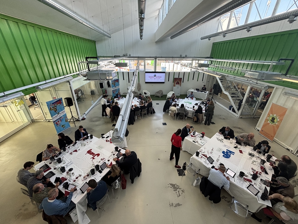 21회 에모지오니 달 몬도 국제 와인 품평회 행사장 모습. 품평회가 열렸던 오버메디아 본사는 주 고객층이 기업체임을 상징하는 공간 배치와 인테리어가 돋보였다