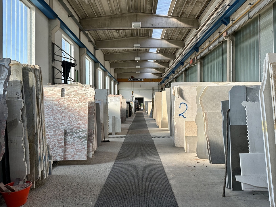 마르미 란제니 대리석 창고 내부. 전세계 유명 대리석 산지에서 수입한 50여 종의 대리석을 보관하고 있다